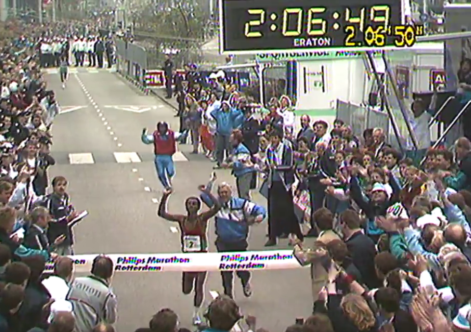 Belayneh Densamo loopt het wereld record op de marathon