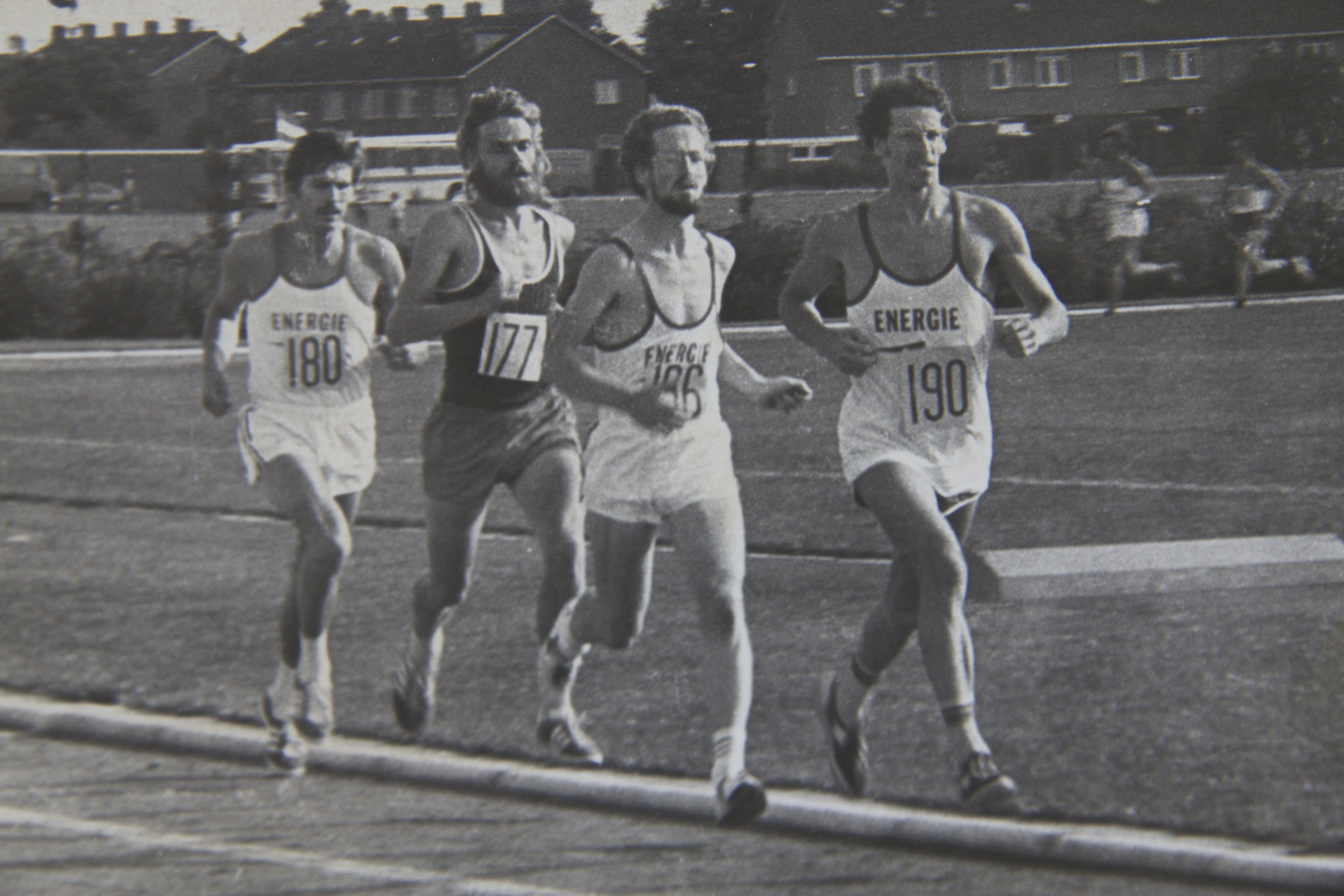 1976 Sintelbaan Energie met v.l.n.r. Rob Prooi(180), Dick Blees(177) Jaap Haneveer(186) en Herman Vrijhof(190) tijdens de opening van deze baan op een 5000 meter.